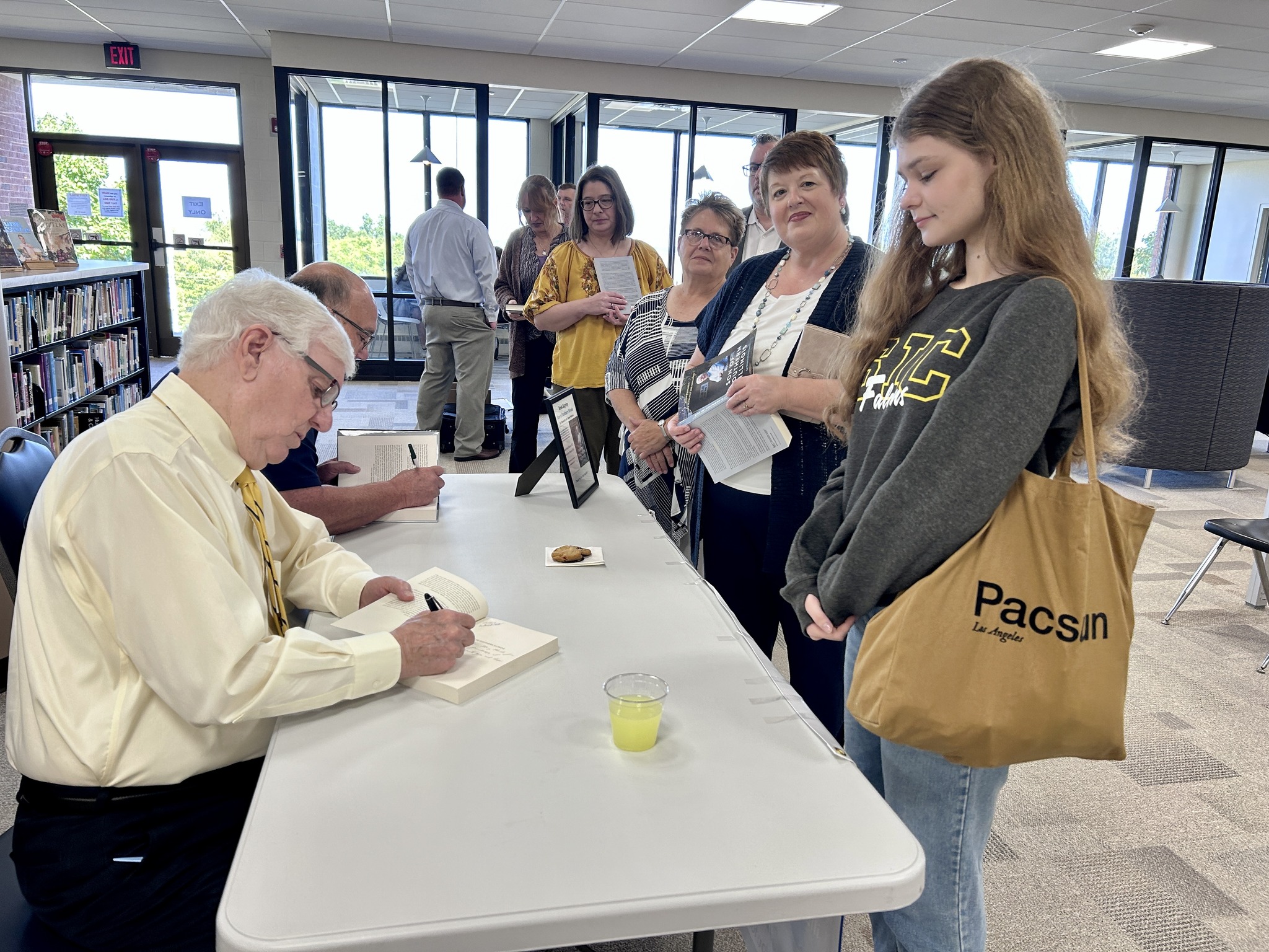 Glenn Poshard visited the Learning Commons today for a signing of his book, 'Son of Southern Illinois.'  While here, he took the time to meet with students, staff, and faculty and discuss some of the struggles, successes, and inspiration in his narrative.